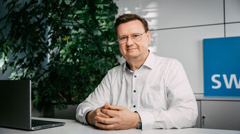 Mann am Büroplatz sitzend