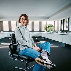 JPG: Frau auf Bürostuhl