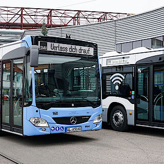 Download Pressebild: Surfen und Smartphone aufladen im Stadtbus