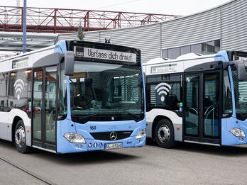 Download Pressebild: Surfen und Smartphone aufladen im Stadtbus
