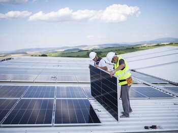 JPG: SWU Photovoltaik auf grossem Dach mit Personen