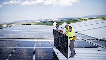 JPG: SWU Photovoltaik auf grossem Dach mit Personen