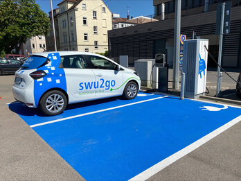 Pressebild: Neuer Carsharing-Standort am SWU-Hauptgebäude eröffnet