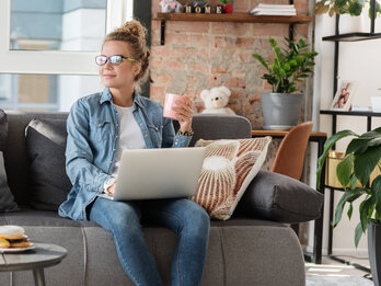 swu frau am Laptop in de Wohnung