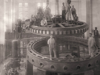 JPG: Historisches Bild von den Maschinen im Wasserkraftwerk Öpfingen