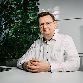JPG: Mann am Büroplatz sitzend