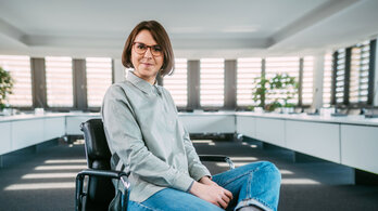 Frau auf Bürostuhl