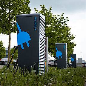 JPG: Ladesäulen Staib in Reihe