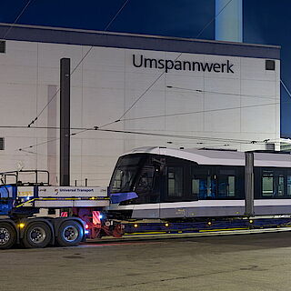 Download Pressebild: Linie 2 – Der erste neue Straßenbahnwagen ist da