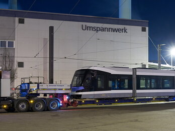 Download Pressebild: Linie 2 – Der erste neue Straßenbahnwagen ist da