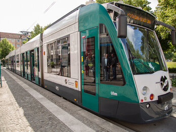 Download Pressebild: Verkehrsbetrieb Potsdam tauft neue Tram auf den Namen „Ulm“