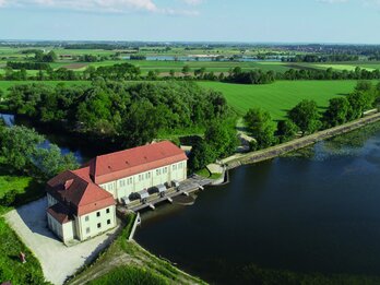 JPG: Wasserkraftwerk Öpfingen von oben mit Blick auf den Fluss