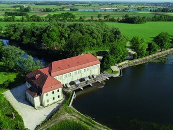 JPG: Wasserkraftwerk Öpfingen von oben mit Blick auf den Fluss
