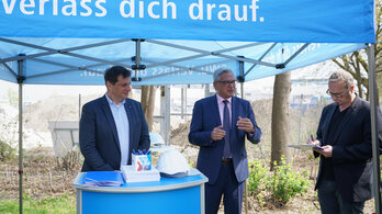Glasfaser Spatenstich SWU Geschäftsführer Klaus Eder und Oberbürgermeister Gunter Czisch