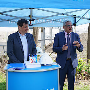 Glasfaser Spatenstich SWU Geschäftsführer Klaus Eder und Oberbürgermeister Gunter Czisch