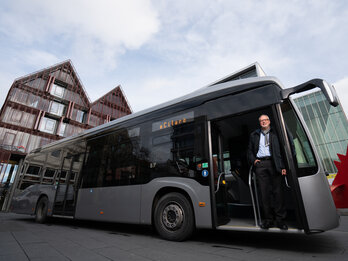 Download Pressebild: Testfahrt mit Elektrobus