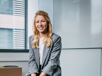 Frau in Bürogebäude