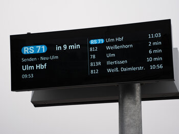 Pressebild: Neue digitale Bahnsteiganzeiger vorgestellt