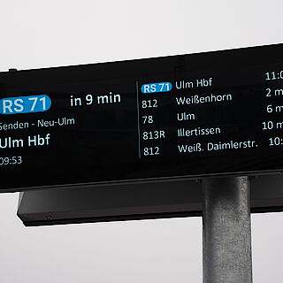 Pressebild: Neue digitale Bahnsteiganzeiger vorgestellt