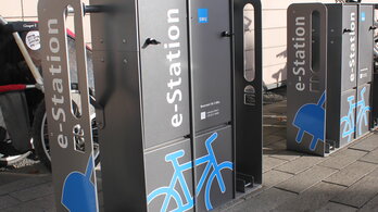 Bild: E-Radladestationen vor SWU-Gebäuden