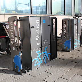 Bild: E-Radladestationen vor SWU-Gebäuden