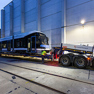 Download Pressebild: Linie 2: Die erste neue Tram kommt Anfang Februar nach Ulm